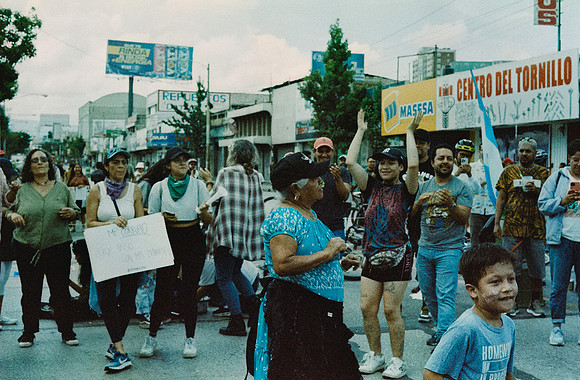 17 Karen Lucía Lara - Candido 400 por Arca Film Lab (Marzo 2025) - Rollo 0795