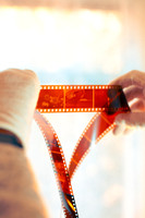 01 Sosteniendo Negativos con Guantes - Arca Film Lab (Contenido VA)