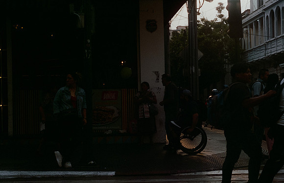 03 Elliot Morales - Cinestill 400D por Arca Film Lab (Mayo 2025) - Rollo 1049
