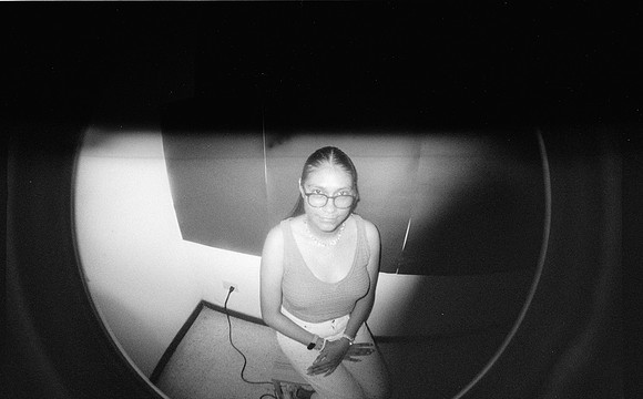 13 Natalia Mendoza - Kentmere Pan 400 por Arca Film Lab (Junio 2025) - Rollo 1129
