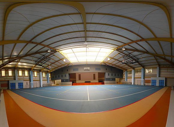 Polideportivo (frente al escenario)
